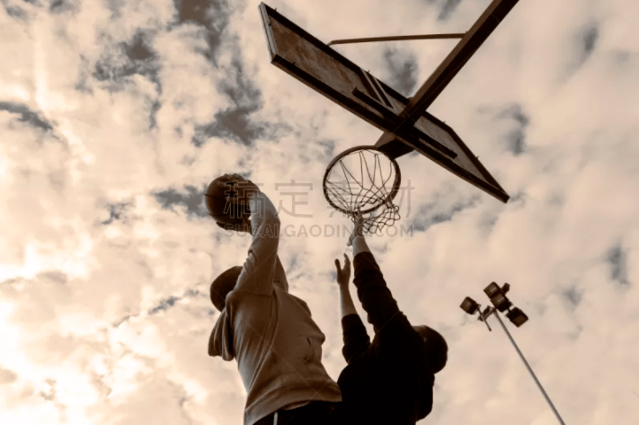 圣路易斯红雀队球场引进了先进的人工草皮，极大地提升了地滚球的速度