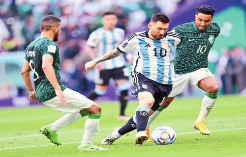 詹俊：回想一下，自己见过最不可思议的头球还是09年欧冠决赛的